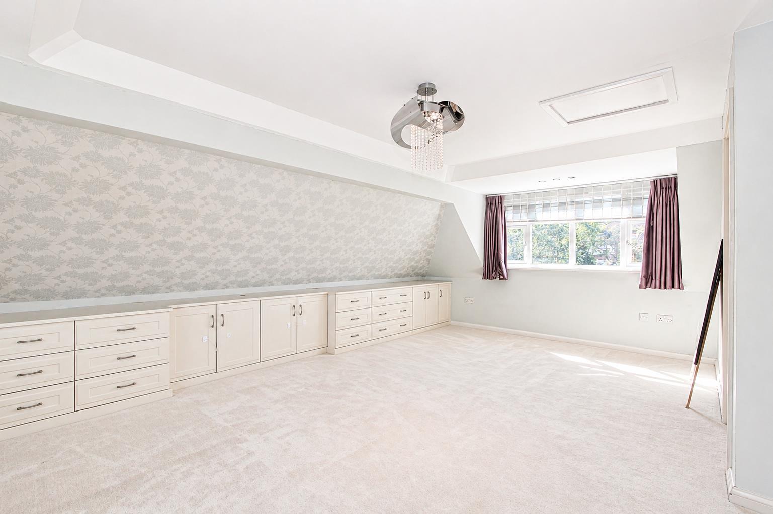 Roundwood Way, Banstead